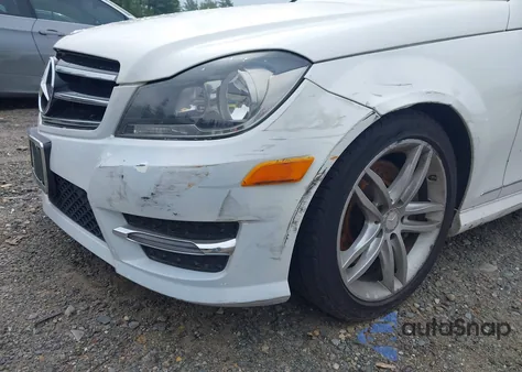 2014 Mercedes-Benz C 300 Luxury 4Matic/Sport 4Matic z USA, uszkodzony, nr VIN WDDGF8AB4EA947402